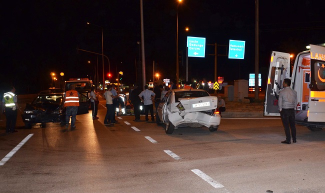 ÇORUM'UN OSMANCIK İLÇESİ YAKINLARINDA MEYDANA GELEN TRAFİK KAZASINDA 9 KİŞİ YARALANDI. (İSMAİL KABAKDERE/ÇORUM-İHA)