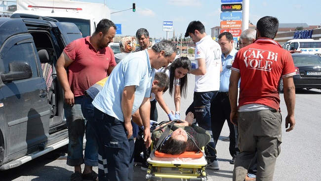 LASTİĞİ PATLAYAN ARAÇ KAZA YAPTI