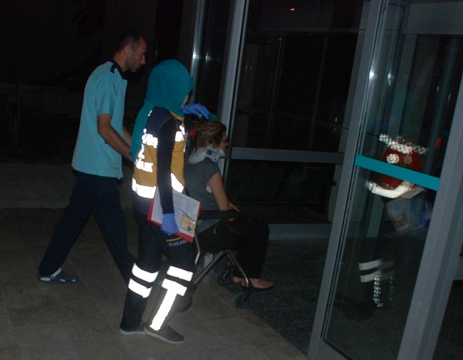 YARALILAR OLAY YERİNE SEVK EDİLEN AMBULANSLAR İLE OSMANCIK DEVLET HASTANESİNE KALDIRILARAK TEDAVİ ALTINA ALINDI. (İSMAİL KABAKDERE/ÇORUM-İHA)