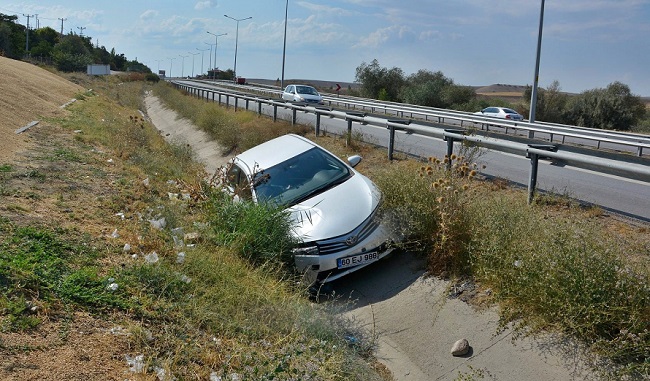 OTOMOBİL SU KANALINA UÇTU