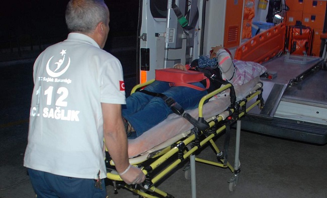 YARALILAR OLAY YERİNE SEVK EDİLEN AMBULANSLAR İLE OSMANCIK DEVLET HASTANESİNE KALDIRILARAK TEDAVİ ALTINA ALINDI. (İSMAİL KABAKDERE/ÇORUM-İHA)