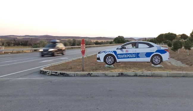 MAKET POLİS SÜRÜCÜLERİ ŞAŞIRTTI