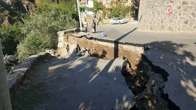 OĞUZLAR’DA ASFALT İKİYE AYRILDI