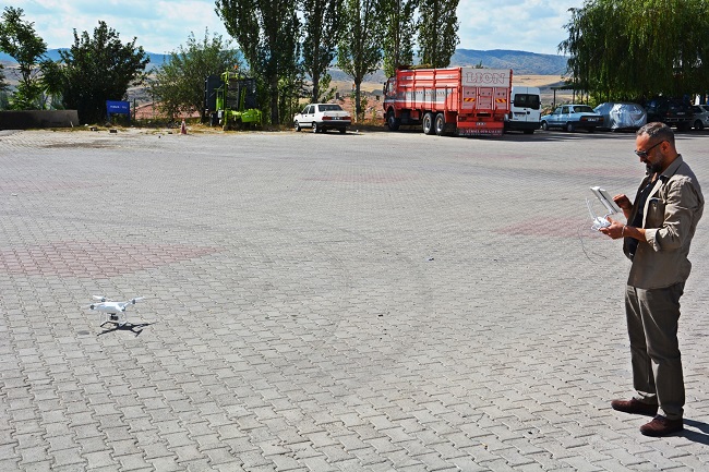 ÇORUM'UN SUNGURLU İLÇESİNDE KURBAN BAYRAMI DOLAYISIYLA BAYRAM TATİLİNE GİDEN SÜRÜCÜLER ‘DRONE’ SÜRPRİZİYLE KARŞILAŞTI. EMNİYET KEMERİ TAKMAYAN VE ‘DRONE’ İLE TESPİT EDİLEN SÜRÜCÜLER, TRAFİK POLİSLERİ TARAFINDAN UYARILDI. (SERKAN ŞANSEVER/ÇORUM-İHA)