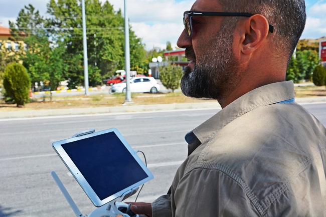 ÇORUM'UN SUNGURLU İLÇESİNDE KURBAN BAYRAMI DOLAYISIYLA BAYRAM TATİLİNE GİDEN SÜRÜCÜLER ‘DRONE’ SÜRPRİZİYLE KARŞILAŞTI. EMNİYET KEMERİ TAKMAYAN VE ‘DRONE’ İLE TESPİT EDİLEN SÜRÜCÜLER, TRAFİK POLİSLERİ TARAFINDAN UYARILDI. (SERKAN ŞANSEVER/ÇORUM-İHA)