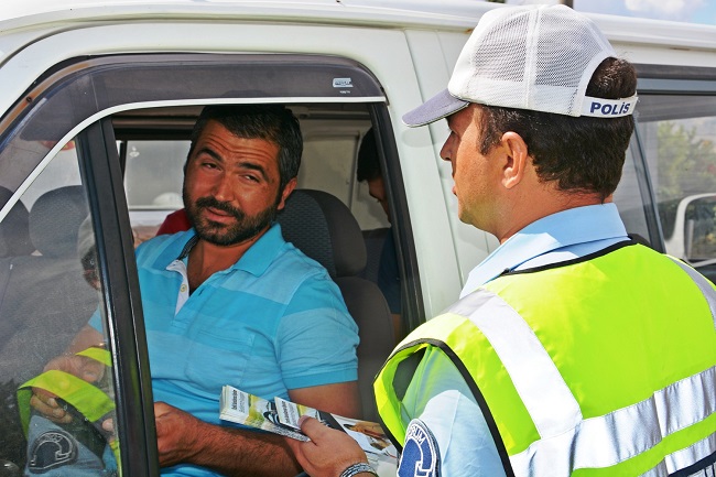 ÇORUM'UN SUNGURLU İLÇESİNDE KURBAN BAYRAMI DOLAYISIYLA BAYRAM TATİLİNE GİDEN SÜRÜCÜLER ‘DRONE’ SÜRPRİZİYLE KARŞILAŞTI. EMNİYET KEMERİ TAKMAYAN VE ‘DRONE’ İLE TESPİT EDİLEN SÜRÜCÜLER, TRAFİK POLİSLERİ TARAFINDAN UYARILDI. (SERKAN ŞANSEVER/ÇORUM-İHA)