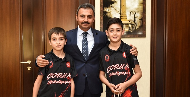 UĞURCAN VE ARDA’DAN SÜRPRİZ HEDİYE