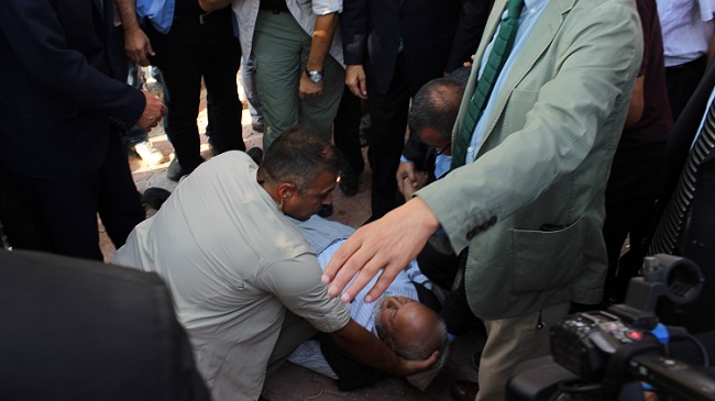 ÇORUM’DA, CUMHURİYET HALK PARTİSİ (CHP) GENEL BAŞKANI KEMAL KILIÇDAROĞLU’NUN YANINA YAKLAŞAN BİR VATANDAŞ, “BİZ EMEKLİYİZ. EMEKLİ BİTTİ. RENÇPER BİTTİ” DEDİKTEN SONRA YERE YIĞILDI. (İSMAİL KABAKDERE/ÇORUM-İHA)