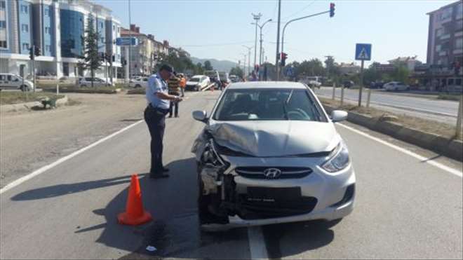 KIRMIZI IŞIK İHLALİ KAZA YAPTIRDI