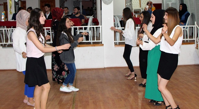 TANIŞMA PARTİSİNDE EĞLENDİLER