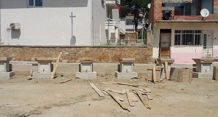 TÖREN ALANINA KAVUŞUYORLAR