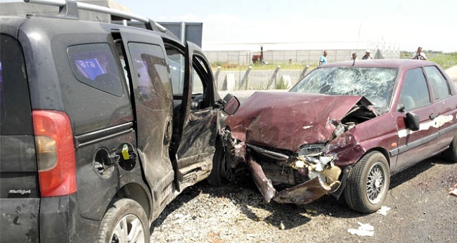 İKİ ARAÇ KAFA KAFAYA ÇARPIŞTI