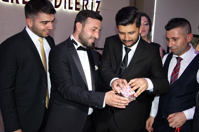 DÜĞÜNDE DAMADI ŞAŞIRTAN HEDİYE