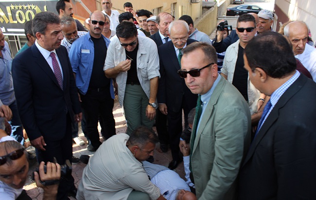 ÇORUM’DA, CUMHURİYET HALK PARTİSİ (CHP) GENEL BAŞKANI KEMAL KILIÇDAROĞLU’NUN YANINA YAKLAŞAN BİR VATANDAŞ, “BİZ EMEKLİYİZ. EMEKLİ BİTTİ. RENÇPER BİTTİ” DEDİKTEN SONRA YERE YIĞILDI. (İSMAİL KABAKDERE/ÇORUM-İHA)