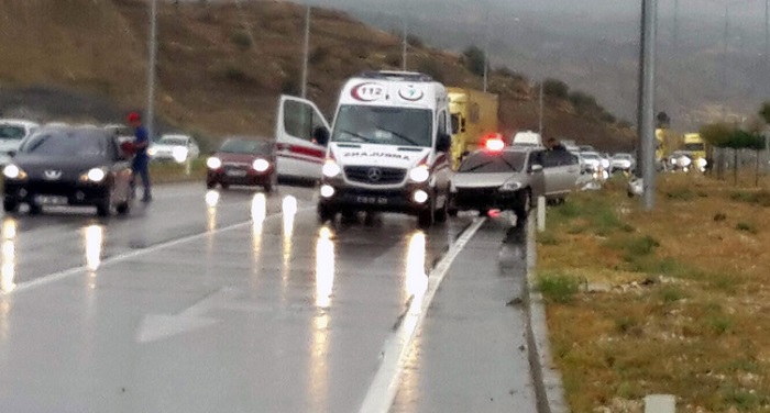 ÇORUM’UN OSMANCIK İLÇESİNDE HAVANIN YAĞIŞLI OLMASI NEDENİYLE KONTROLDEN ÇIKAN OTOMOBİLİN AYDINLATMA DİREĞİNE ÇARPMASI SONUCU MEYDANA GELEN TRAFİK KAZASINDA 4 KİŞİ YARALANDI (İSMAİL KABAKDERE/ÇORUM-İHA)