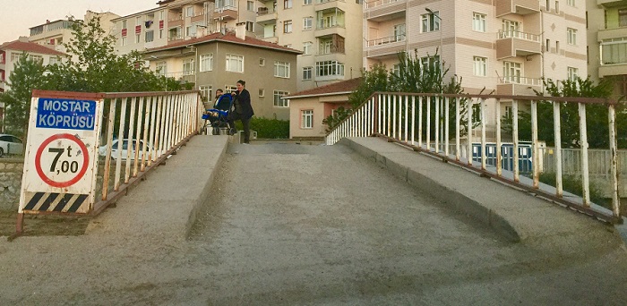 KÖPRÜDEN DÜŞEREK AĞIR YARALANDI