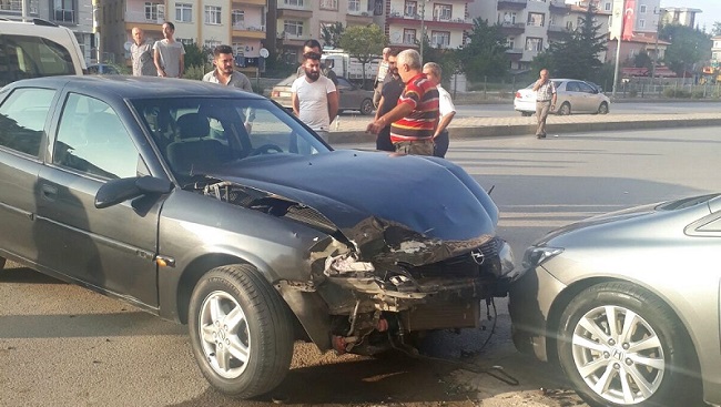 GALERİDEKİ ARACA ÇARPARAK DURDU