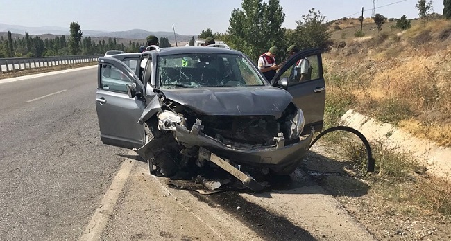 OTOMOBİL SU KANALINA ÇARPTI