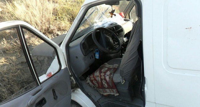 ÇORUM’UN DODURGA İLÇESİNDE ANİDEN YOLA ÇIKAN GEYİĞE MİNİBÜS ÇARPTI. KAZADA İKİ AYAĞI KIRILAN SÜRÜCÜ ÖLÜMDEN DÖNERKEN, YABAN GEYİĞİ TELEFE OLDU. (İSMAİL KABAKDERE/ÇORUM-İHA)