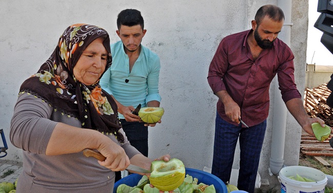 ÇORUM'UN SUNGURLU İLÇESİNDE KAVUN ÜRETİCİSİ HAYDAR UZUNKAŞ, SATAMADIĞI KAVUNLARDAN PEKMEZ YAPTI. (SERKAN ŞANSEVER/ÇORUM-İHA)