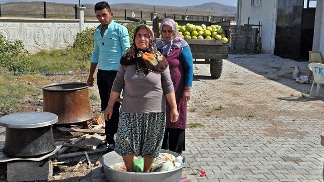 ÇORUM’DA KAVUN PEKMEZİ YAPILDI