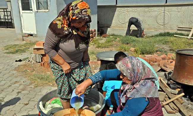 ÇORUM'UN SUNGURLU İLÇESİNDE KAVUN ÜRETİCİSİ HAYDAR UZUNKAŞ, SATAMADIĞI KAVUNLARDAN PEKMEZ YAPTI. (SERKAN ŞANSEVER/ÇORUM-İHA)