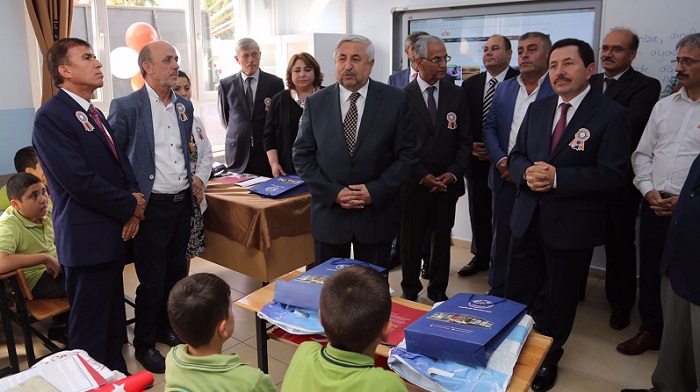 TÖRENDE LİSE ÖĞRETMENİNİ GÖREN VALİ BALKANLIOĞLU ŞAŞKINLIĞINI GİZLEYEMEDİ. (İHA/SAKARYA-İHA)