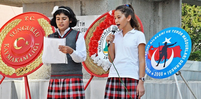 ÖĞRENCİLER ŞİİR OKUDU (SERKAN ŞANSEVER/ÇORUM-İHA)