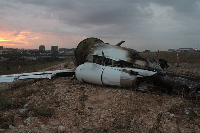 ATATÜRK HAVALALİMANINDAN KALKTIKTAN BİR SÜRE SONRA İNİŞ TAKIMI ARIZALANDIĞI İÇİN GERİ DÖNEN TC-KON TESCİLLİ ÖZEL JETİN NASIL BİR TEHLİKE ATLATTIĞI HAVA AYDINLANINCA ORTAYA ÇIKTI. (TUNCER CENGİZ/İSTANBUL-İHA)