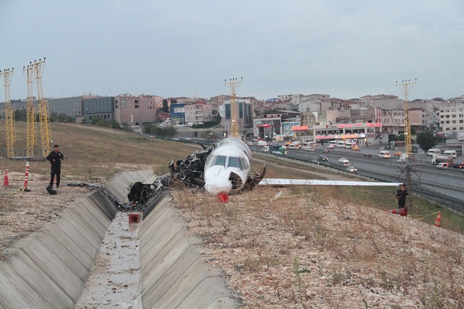 ATATÜRK HAVALALİMANINDAN KALKTIKTAN BİR SÜRE SONRA İNİŞ TAKIMI ARIZALANDIĞI İÇİN GERİ DÖNEN TC-KON TESCİLLİ ÖZEL JETİN NASIL BİR TEHLİKE ATLATTIĞI HAVA AYDINLANINCA ORTAYA ÇIKTI. (TUNCER CENGİZ/İSTANBUL-İHA)