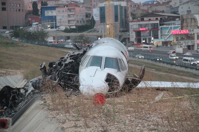 ATATÜRK HAVALİMANI'NDAKİ UÇAK KAZASININ BOYUTU HAVA AYDINLANINCA ORTAYA ÇIKTI. (TUNCER CENGİZ/İSTANBUL-İHA)