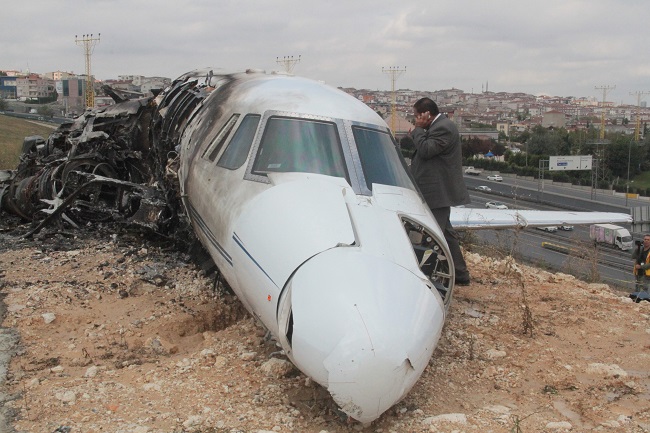 ULAŞTIRMA BAKANLIĞI KAZA ARAŞTIRMA İNCELEME KURULU EKİBİ, ATATÜRK HAVALİMANI’NDA YAŞANAN UÇAK KAZASININ ARDINDAN OLAY YERİNE GELEREK İNCELEMELERDE BULUNDU. (FERHAT YASAK/İSTANBUL-İHA)