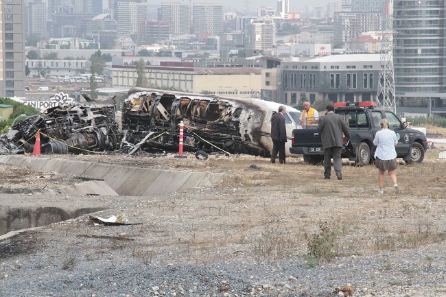 ULAŞTIRMA BAKANLIĞI KAZA ARAŞTIRMA İNCELEME KURULU EKİBİ, ATATÜRK HAVALİMANI’NDA YAŞANAN UÇAK KAZASININ ARDINDAN OLAY YERİNE GELEREK İNCELEMELERDE BULUNDU. (FERHAT YASAK/İSTANBUL-İHA)