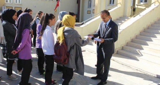MEKTUP DAĞITTILAR (İHA/ÇORUM-İHA)