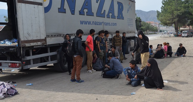ÇORUM’UN OSMANCIK İLÇESİNDE KAÇAK GÖÇMENLERİ TAŞIYAN TIR’DA KAVGA ÇIKINCA 11’İ KADIN, 24’Ü ÇOCUK 214 GÖÇMEN YAKAYI ELE VERDİ. (İSMAİL KABAKDERE/ÇORUM-İHA)