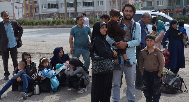 ÇORUM’UN OSMANCIK İLÇESİNDE KAÇAK GÖÇMENLERİ TAŞIYAN TIR’DA KAVGA ÇIKINCA 11’İ KADIN, 24’Ü ÇOCUK 214 GÖÇMEN YAKAYI ELE VERDİ. (İSMAİL KABAKDERE/ÇORUM-İHA)