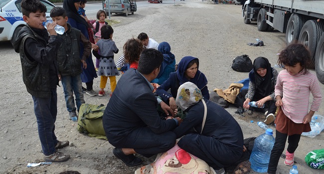 ÇORUM’UN OSMANCIK İLÇESİNDE KAÇAK GÖÇMENLERİ TAŞIYAN TIR’DA KAVGA ÇIKINCA 11’İ KADIN, 24’Ü ÇOCUK 214 GÖÇMEN YAKAYI ELE VERDİ. (İSMAİL KABAKDERE/ÇORUM-İHA)