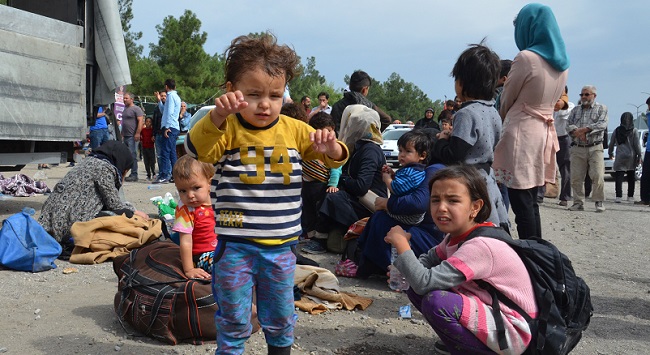 ÇORUM’UN OSMANCIK İLÇESİNDE KAÇAK GÖÇMENLERİ TAŞIYAN TIR’DA KAVGA ÇIKINCA 11’İ KADIN, 24’Ü ÇOCUK 214 GÖÇMEN YAKAYI ELE VERDİ. (İSMAİL KABAKDERE/ÇORUM-İHA)