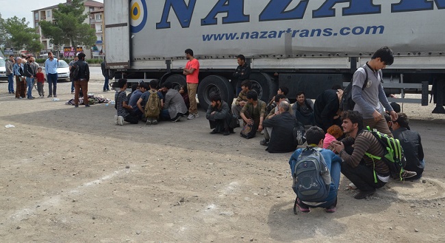 ÇORUM’UN OSMANCIK İLÇESİNDE KAÇAK GÖÇMENLERİ TAŞIYAN TIR’DA KAVGA ÇIKINCA 11’İ KADIN, 24’Ü ÇOCUK 214 GÖÇMEN YAKAYI ELE VERDİ. (İSMAİL KABAKDERE/ÇORUM-İHA)