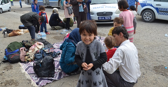 ÇORUM’UN OSMANCIK İLÇESİNDE KAÇAK GÖÇMENLERİ TAŞIYAN TIR’DA KAVGA ÇIKINCA 11’İ KADIN, 24’Ü ÇOCUK 214 GÖÇMEN YAKAYI ELE VERDİ. (İSMAİL KABAKDERE/ÇORUM-İHA)