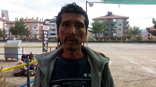 ŞÜKÜR RAHİMİ ADLI GÖÇMEN İSE “PAZAR GÜNÜNDEN İTİBAREN YOLDAYIZ. ŞİMDİYE KADAR HİÇ KİMSE NE EKMEK YEDİ, NE SU İÇTİ" DEDİ. (İSMAİL KABAKDERE - MUHAMMED MUTTALİP YALÇIN/ÇORUM-İHA)