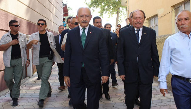 UMHURİYET HALK PARTİSİ (CHP) GENEL BAŞKANI KEMAL KILIÇDAROĞLU, ÇORUM'UN OSMANCIK İLÇESİNDE ŞEHİT AİLELERİNİ ZİYARET ETTİ. (İSMAİL KABAKDERE/ÇORUM-İHA)