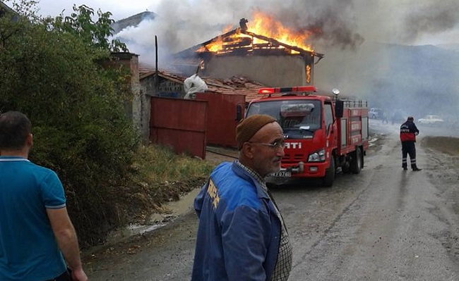 BESİ ÇİFTLİĞİNDEKİ YANGIN KORKUTTU