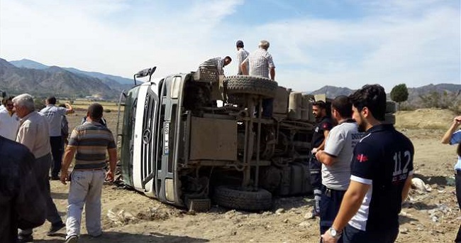 HAFRİYAT KAMYONU DEVRİLDİ