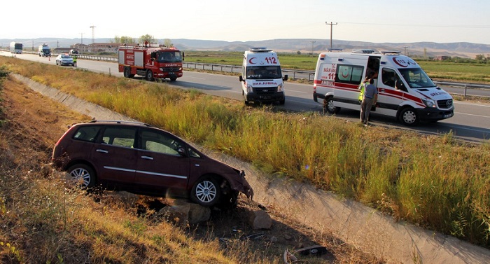 OTOMOBİL ŞARAMPOLE UÇTU