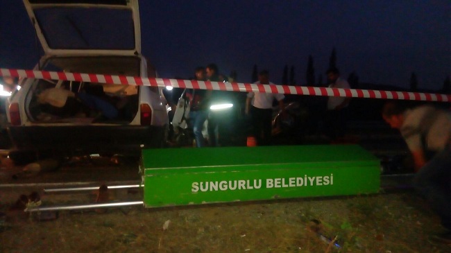 ÇORUM’UN SUNGURLU İLÇESİNDE İKİ OTOMOBİLİN ÇARPIŞMASI SONUCU MEYDANA GELEN TRAFİK KAZASINDA 1 KİŞİ ÖLDÜ, 3 KİŞİ DE YARALANDI. (SERKAN ŞANSEVER/ÇORUM-İHA)