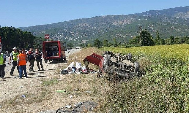 KARGI'DA OTOMOBİL TAKLA ATTI: 3 YARALI (TURAN OZAN ACAR/ÇORUM-İHA) (TURAN OZAN ACAR/ÇORUM-İHA)
