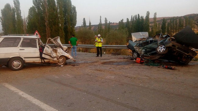 ÇORUM’UN SUNGURLU İLÇESİNDE İKİ OTOMOBİLİN ÇARPIŞMASI SONUCU MEYDANA GELEN TRAFİK KAZASINDA 1 KİŞİ ÖLDÜ, 3 KİŞİ DE YARALANDI. (SERKAN ŞANSEVER/ÇORUM-İHA)