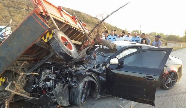 LÜKS OTOMOBİL TRAKTÖRE ÇARPTI