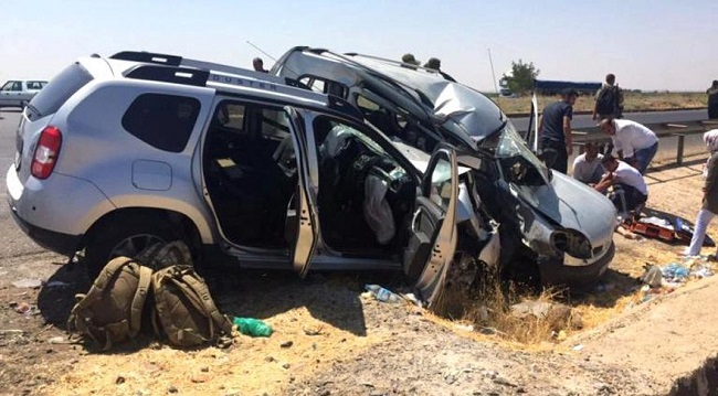 DURAN OTOMOBİLE ARKADAN ÇARPTI